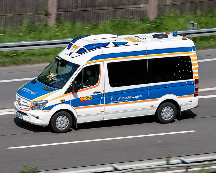 Wünschewagen Der Wünschewagen fährt über die Straße